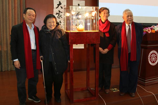 揭幕嘉宾与“未名湖”作者合影。左起：周其凤、乐黛云、周桂珍、谢冕