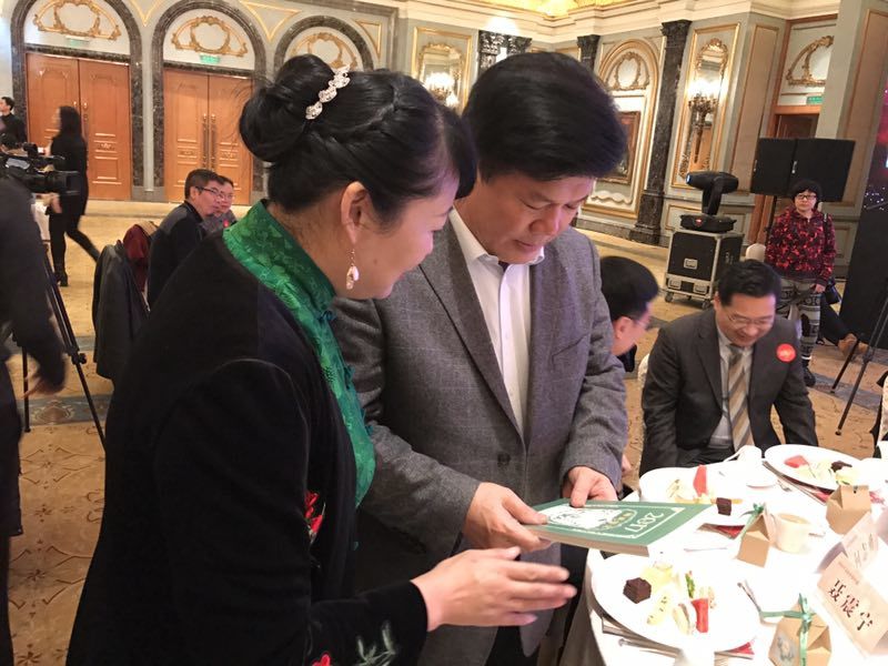 高秀芹博士在向中国出版集团公司原总裁聂震宁介绍培文出版.jpg